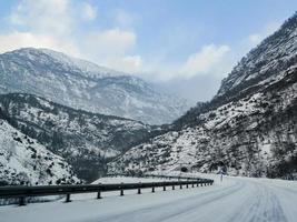 tunnel vor straße in winterlicher berglandschaft, norwegen. foto