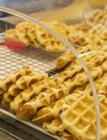 Kaufen Sie süße verschiedene Waffeln in Bangkok, Thailand. foto