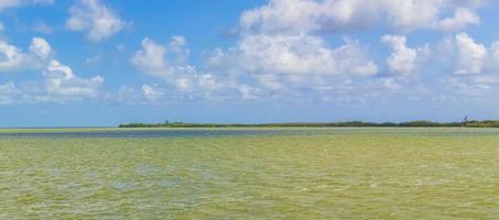 Panorama-Landschaftsblick auf die schöne Chiquila-Natur, grünes Wasser, Mexiko. foto