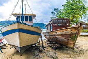 alte boote schiffe zur restaurierung abraao beach ilha grande brasilien. foto