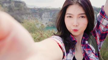 Blogger asiatische Rucksacktouristin Frau Rekord Vlog Video auf dem Berg, junge Frau glücklich mit dem Handy machen Vlog Video genießen Urlaub auf Wanderabenteuer. Lifestyle Frauen reisen und entspannen Konzept. foto