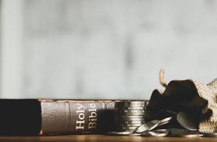 heilige bibel mit notizbuch und bleistift auf holztisch, kopierraum