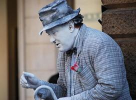 padua, italien, 2012, mime gekleidet wie charlie chaplin in den straßen von padua. Italien foto