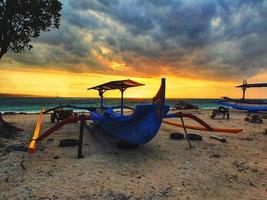 schöne morgensonne am strand in sanur bali, indonesien foto