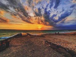 schöne morgensonne am strand in sanur bali, indonesien foto