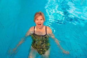 lustige emotionale blonde frau im schwimmbad. Sommer. urlaubs- und sportkonzept. foto