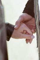 Hände zweier verliebter Menschen. liebe, unterstützung, freundschaft und beziehungskonzept foto