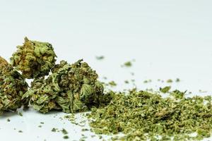 Nahaufnahme von medizinischen Marihuana-Knospen auf weißem Hintergrund foto
