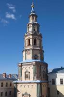 schöner glockenturm der heiligen peter-und-paul-kathedrale eine der schönsten kirchen von kazan. Es stammt aus dem 18. Jahrhundert und ist eines der Wahrzeichen der Stadt. Kasan, Russland. foto