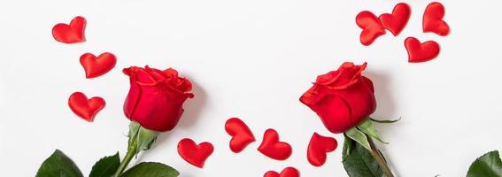 Strauß roter Rosen und Herzen auf weißem Hintergrund. Valentinstag-Konzept. foto