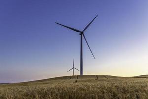 eine Windkraftanlage. Strom Windgenerator foto