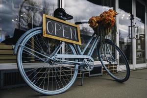 Schild öffnen. Fahrrad. kreatives Zeichen für den Laden. Schild geöffnet. Geschäfte wieder öffnen.
