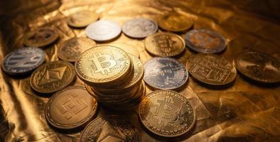 Kryptowährungsmünze und Bitcoin auf goldenem Hintergrund foto