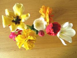 Blumenstrauß aus roten, gelben und weißen Tulpen. foto