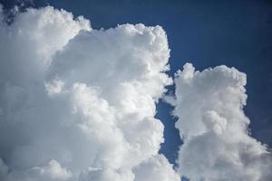 Wolkengebilde. blauer Himmel und weiße Wolke. sonniger Tag. Kumuluswolke. foto