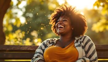 ein Mitte dreißig Übergröße Frau Lachen freudig draußen mit Sonnenlicht, verkörpern Glück und Positivität - - geeignet zum Lebensstil Blogs, Wellness Kampagnen, und Sozial Medien Inhalt. foto