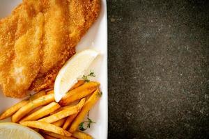 Fish and Chips - gebratenes Fischfilet mit Kartoffelchips foto