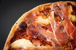 Pizza mit Prosciutto oder Parmaschinken Pizza foto