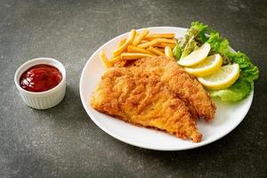 hausgemachtes paniertes Weinerschnitzel mit Kartoffelchips foto