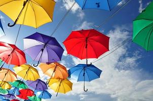 bunte Regenschirme in der Luft foto