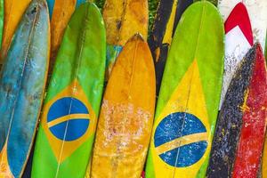 bunte surfbretter brasilianische flagge ilha grande rio de janeiro brasilien. foto