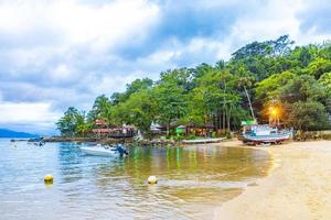 die große tropische insel ilha grande abraao beach brasilien. foto