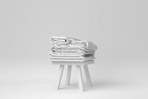 weißer Handtuchstapel auf Stuhl, weißer Hintergrund. minimales Konzept. einfarbig. 3D-Rendering. foto