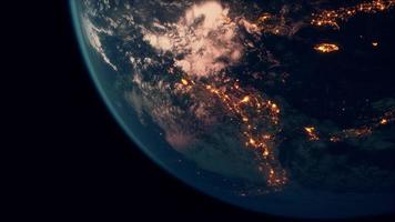 erdplanet nachts aus dem weltall gesehen und zeigt die lichter der länder foto