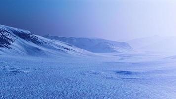 schneebedeckte berge in alaska mit nebel foto