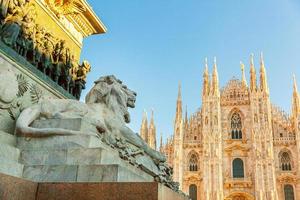 Löwenmarmorstatue in der Nähe der berühmten Mailänder Kathedrale Duomo di Milano. Panoramablick auf die Top-Touristenattraktion auf der Piazza in Mailand, Lombardei, Italien. Weitwinkelansicht der alten gotischen Architektur und Kunst. foto