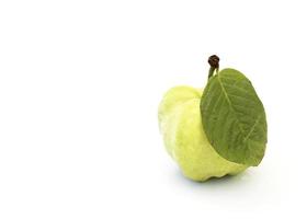 Einzelne frische Guave-Früchte, die auf weißem Hintergrund isoliert sind foto