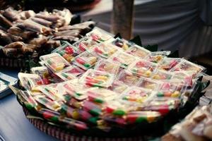 bunte flache fotohochzeitszeremonie, traditionelles essen aus java indonesien foto