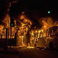 Demonstranten zündeten Busse des öffentlichen Nahverkehrs in der brasilianischen Stadt Rio de Janeiro an. foto