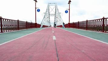 park fußgängerbrücke über den dnjepr, die den zentralen teil von kiew mit dem parkgelände und den stränden der insel trukhanovy verbindet. ohne Menschen. foto