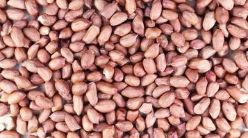 Haufen roher Erdnüsse. kultivierte Erdnüsse, U- oder Erdnüsse. Pflanze aus der Familie der Hülsenfrüchte. landwirtschaftliche Nutzpflanze im industriellen Maßstab. Südamerika gilt als Geburtsort der Erdnuss. foto