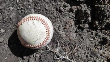 Closeup weißes Leder strukturierter Baseballball mit roten Nähten. ball außerhalb des stadions homerun-konzept foto