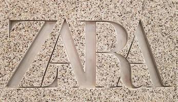 neues Logo für eine Modemarke in einem Einkaufszentrum. Zara-Laden. spanischer Bekleidungs- und Accessoires-Händler. Flagship-Store-Kette der Inditex-Gruppe. ukraine, kiew - 2. dezember 2021. foto