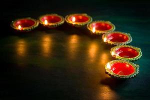 Happy Diwali - Ton-Diya-Lampen, die während der Diwali-Feier beleuchtet werden. Grußkartendesign des indischen hinduistischen Lichtfestivals namens Diwali foto