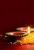 Happy Diwali - Ton-Diya-Lampen, die während der Diwali-Feier beleuchtet werden. Grußkartendesign des indischen hinduistischen Lichtfestivals namens Diwali foto