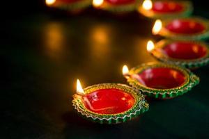 Happy Diwali - Ton-Diya-Lampen, die während der Diwali-Feier beleuchtet werden. Grußkartendesign des indischen hinduistischen Lichtfestivals namens Diwali foto