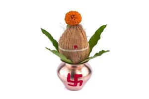 Kupferkalash mit Kokos- und Mangoblatt mit Blumenschmuck auf weißem Hintergrund. unentbehrlich in der hinduistischen Puja. foto