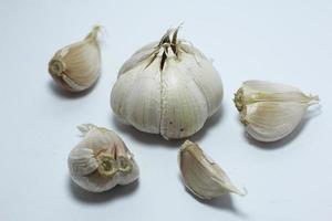 Knoblauch lokalisiert auf weißem Hintergrund foto