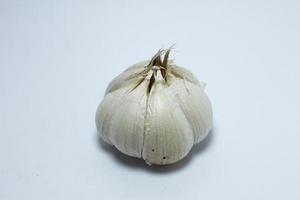 Knoblauch lokalisiert auf weißem Hintergrund foto