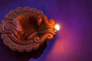 Ton-Diya-Lampen während der Diwali-Feier beleuchtet. Grußkartendesign indisches hinduistisches Lichtfestival namens Diwali foto