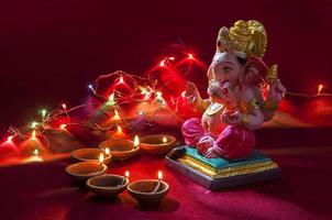 Ton-Diya-Lampen, die während der Diwali-Feier mit Lord Ganesha beleuchtet wurden. Grußkartendesign indisches hinduistisches Lichtfestival namens Diwali foto