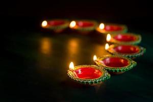 Happy Diwali - Ton-Diya-Lampen, die während der Diwali-Feier beleuchtet werden. Grußkartendesign des indischen hinduistischen Lichtfestivals namens Diwali foto