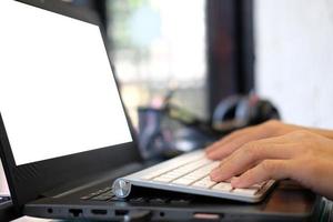 geschäftsmann, der computer- und symbolnetzwerkverbindungsdaten verwendet foto