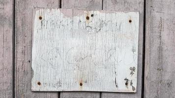 Schilder auf einem rustikalen Holzwandmodell. Vintage-Rahmen auf einer alten Holzwand. graue hölzerne Hintergrundtextur mit Kopierraum. Wandtisch aus Holz. foto