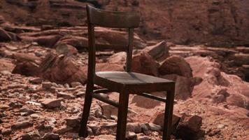 alter Holzstuhl auf den Felsen des Grand Canyon foto