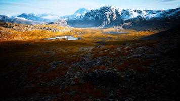 berge mit schnee und trockenen hügeln in chile foto